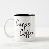 ユーモアのあるなことわざ|のcarpeのdiem |のコーヒー ツートーンマグカップ (左)