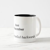 ユーモアのあるな犬のマグ ツートーンマグカップ (正面右)