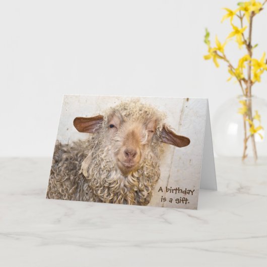 ユーモアのあるな誕生日のためのヤギのまばたき カード (黄色い花)