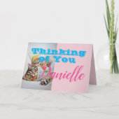 ユーモアのあるタビー猫があなたのことを想っている 女性の名前カード カード (正面)