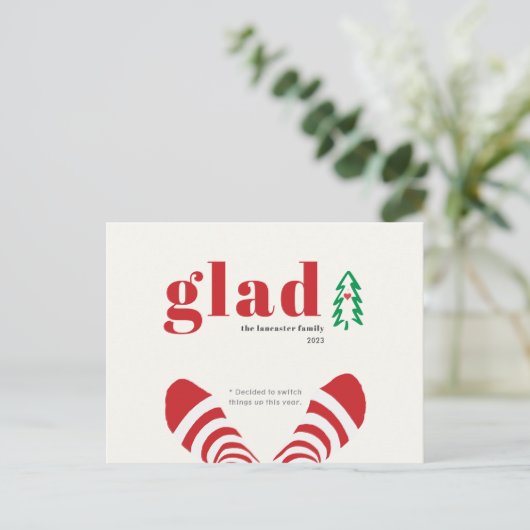 ユーモアのあるミニマリストの赤い靴下の新年 シーズンポストカード (スタンド正面)