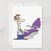 ユーモアのある男性歯科医と紫の歯科椅子 招待状 (正面)