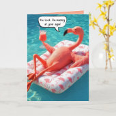 ユーモアのある誕生日フラミンゴがプールに浮かぶ カード (黄色い花)