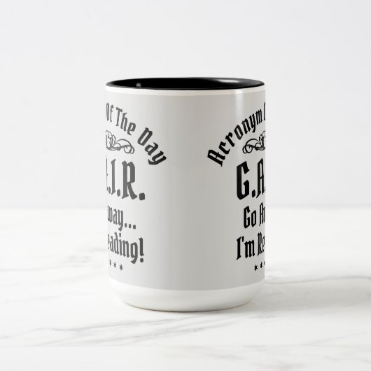 ユーモアのある読の頭字語ブラック文字 ツートーンマグカップ (中央)