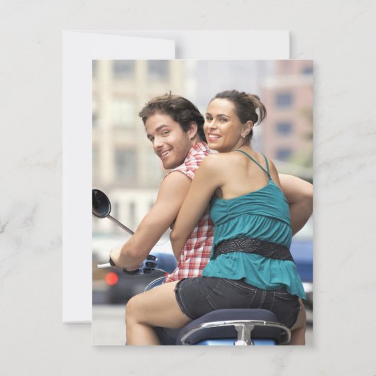 ユーモアのある非伝統的な結婚式の招待状（Save the Date）写真付き セーブザデート (裏面)