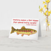 ユーモアのある魚釣り引用文とマスのアートワーク カード (黄色い花)