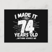 ユーモアのある74歳の誕生日名言 皮肉な74歳 ポストカード (正面)
