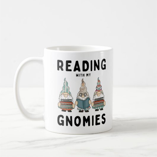 ユーモアの本好きと一緒に読書する小人たち コーヒーマグカップ (左)