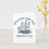 ユーモア満載の7月4日 紅茶をぶちまけて1773年から続く独立記念日 カード (黄色い花)