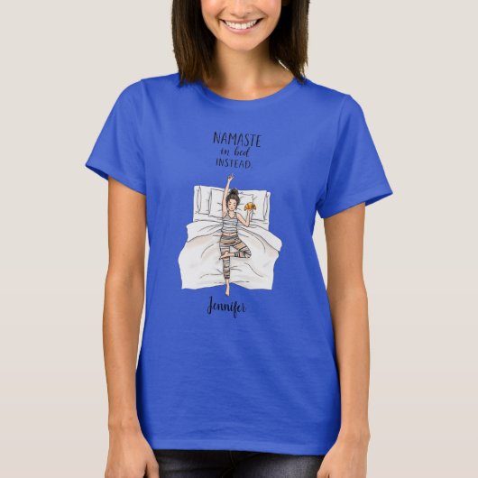 ユーモア満載の「ベッドでナマステ」カスタムワークアウトユーモア Tシャツ (正面)