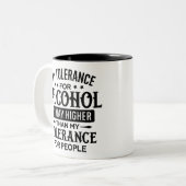 ユーモア満載！アルコールと人への寛容さ ツートーンマグカップ (正面左)
