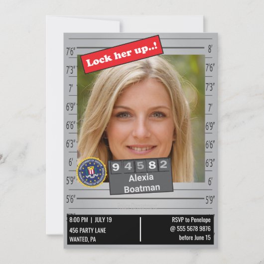 ユーモア溢れる女性警察のマグショット誕生日ジョーク 招待状 (正面)