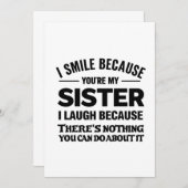 ユーモア溢れる姉妹の名言カード – “あなたが私の妹だから笑顔になる 招待状 (正面/裏面)