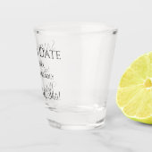 ユーモア溢れる結婚式のSave the Date ブラック＆ホワイト タイポグラフィ ショットグラス (右)