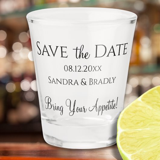 ユーモア溢れる結婚式のSave the Date ブラック＆ホワイト タイポグラフィ ショットグラス
