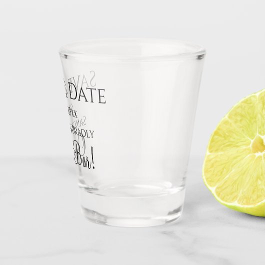 ユーモア溢れる結婚式のSave the Date 黒オープンバー ショットグラス (右)
