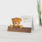 ユーモア誕生日の文字の泡を持つ茶色のテディベア カード (正面)