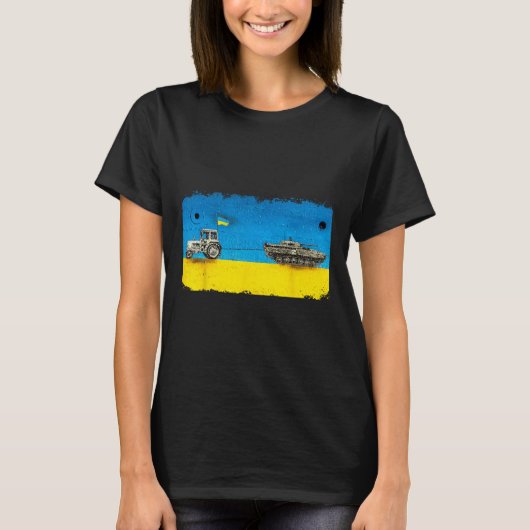 ユーモラスなウクライナの農夫がトラクターで戦車を引っ張る Tシャツ (正面)