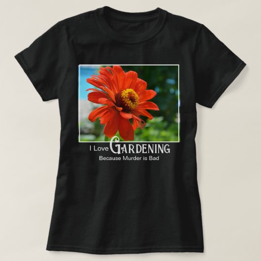 ユーモラスなガーデニングの名言 オレンジの花 百日草 ダイジー Tシャツ (デザイン正面)