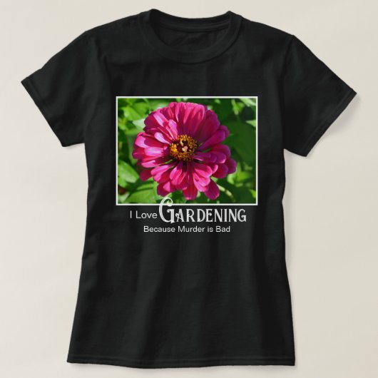 ユーモラスなガーデニングの名言 ピンクの花 ハナミズキ ダイジー Tシャツ (デザイン正面)