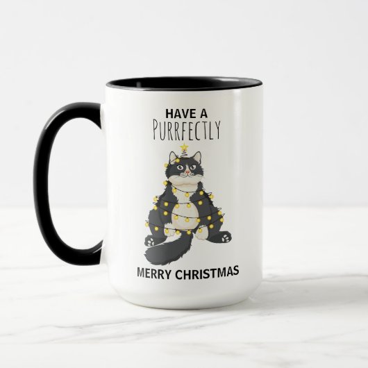 ユーモラスなクリスマスの黒猫 - シンプルな冬のユーモア マグカップ (左)