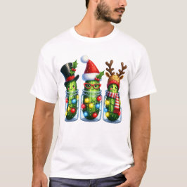 ユーモラスなクリスマスピクルスファミリーのサンタ帽子とイルミネーションアート Tシャツ