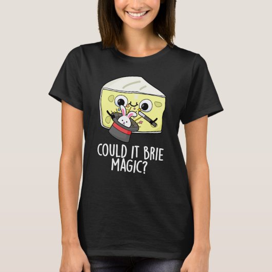 ユーモラスなチーズの駄洒落が楽しめる「Could It Brie Magic」ダーク背景 Tシャツ (正面)