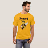 ユーモラスなハチのコーヒー好きデザイン Tシャツ (正面フル)