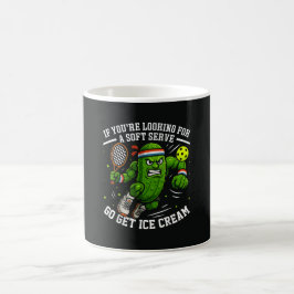 ユーモラスなピクルスがピックルボールをプレイ コーヒーマグカップ