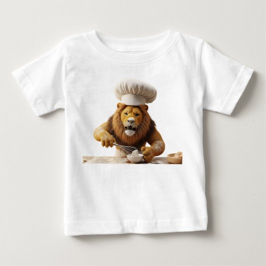 ユーモラスなライオンシェフが泡立て器と小麦粉でバクキング ベビーTシャツ (正面)