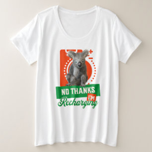 ユーモラスな充電中のコアラ イントロバートの気分 プラスサイズTシャツ