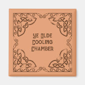 ユーモラスな冷蔵庫 ケルト調ボーダー入り Ye Olde Cooling Chamber マグネット (正面)