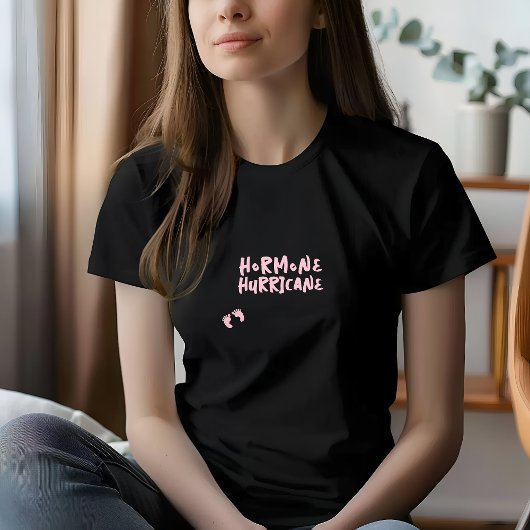 ユーモラスな妊娠の赤ちゃんの指紋 ピンク Tシャツ