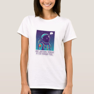 ユーモラスな宇宙飛行士が漂う宇宙の虚空 おもしろいスペースデザイン Tシャツ