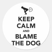 ユーモラスな犬のオナラジョーク - Keep Calmパロディ ラウンドシール (正面)