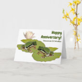 ユーモラスな結婚記念日のカエル夫婦の蓮の葉の上の写真 カード (黄色い花)