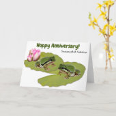 ユーモラスな結婚記念日のカエル夫婦 ピンクのスイレン カード (黄色い花)