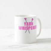 ユーモラスな編み物好きのかぎ針編み Yarn Whisperer コーヒーマグカップ (正面右)