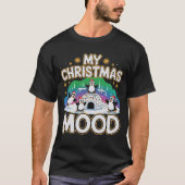 ユーモラスな黒いペンギンのアイスドーム クリスマス Tシャツ (正面)