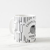 ユーモラスな黒と白のかぎ針編みテーマ コーヒーマグカップ (正面左)