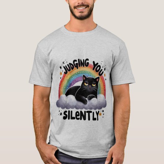 ユーモラスな「無言のジャッジ」 グランピーな黒猫 ✨🌈 Tシャツ (正面)