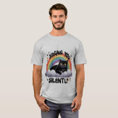 ユーモラスな「無言のジャッジ」 グランピーな黒猫 ✨🌈 Tシャツ (正面フル)