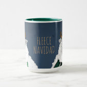 ユーモラスな「Fleece Navidad」羊のキャラクター ブルーグレー マグカップ (中央)