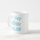 ユーモラスな「Let's Get Pickled 」 コーヒーマグカップ (正面左)