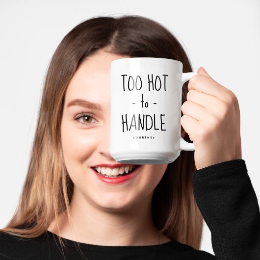 ユーモラスな「Too Hot to Handle」 オリジナル コーヒーマグカップ