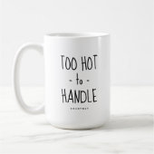 ユーモラスな「Too Hot to Handle」 オリジナル コーヒーマグカップ (左)