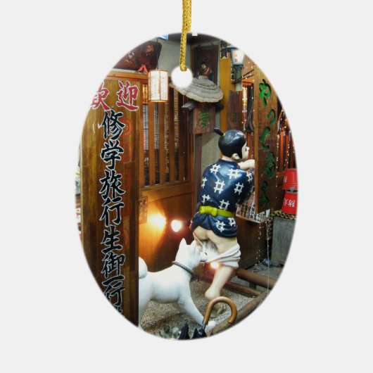 ユーモ日本のー – ズボンを下ろす犬 セラミックオーナメント (正面)