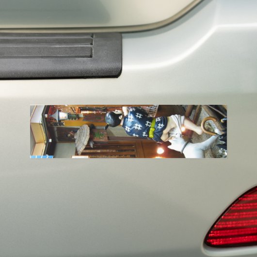 ユーモ日本のー – ズボンを下ろす犬 バンパーステッカー (車上)