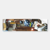 ユーモ日本のー – ズボンを下ろす犬 バンパーステッカー (正面)