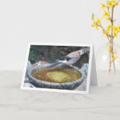 ユーラシアヤクドリが鳥の風呂に座っている カード (黄色い花)